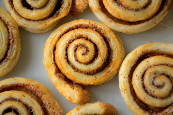 Mutfakta ev yapımı sinabon hamur işleri var.