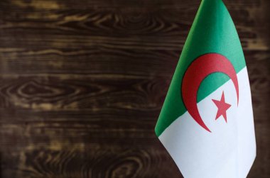 İnsanların Demokratik Cezayir Cumhuriyeti bayrağının bir parçası ön planda metnin bulanık arkaplanı için