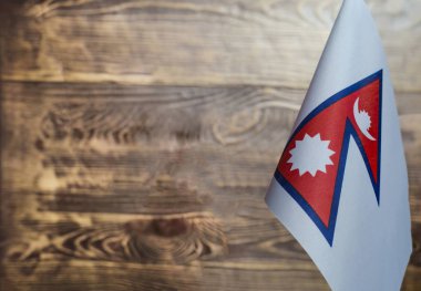 Ön planda Nepal Cumhuriyeti bayrağının bir parçası bulanık ahşap arkaplan Kopi uzayı