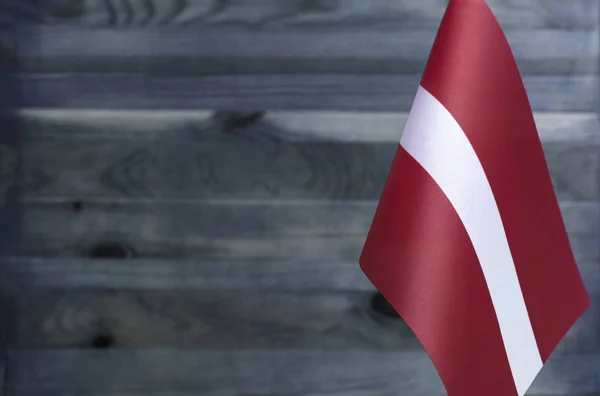 Fragmento Bandera República Letonia Primer Plano Fondo Madera Borrosa Colocado —  Fotos de Stock