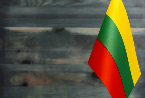 Fragmento Bandera República Lituania Primer Plano Fondo Madera Borrosa Colocado —  Fotos de Stock