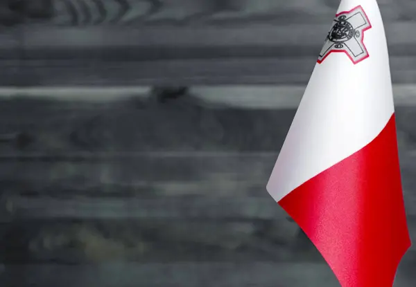 Fragmento Bandera República Malta Primer Plano Fondo Madera Borrosa Bajo —  Fotos de Stock