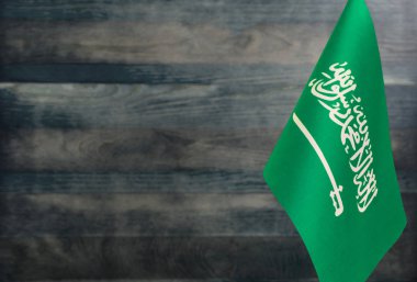 Ön plandaki Suudi Arabistan bayrağının parçası bulanık ışık arkaplan kopyalama alanı