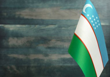 Özbekistan bayrağının ön plandaki parçası bulanık ışık arkaplan kopyalama alanı