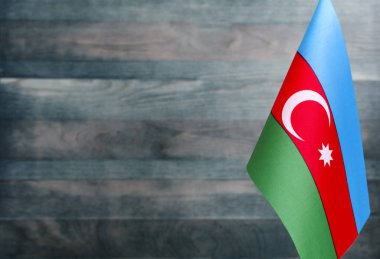 Ön planda bulunan Azerbaycan bayrağının parçası bulanık ışık arkaplan kopyalama alanı