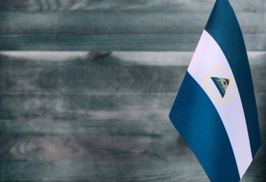 Nikaragua bayrağının ön plandaki parçası bulanık ışık arkaplan kopyalama alanı