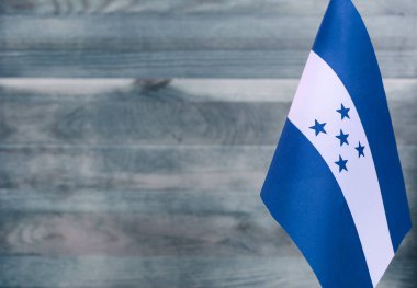 Ön plandaki Honduras bayrağının parçası bulanık ışık arkaplan kopyalama alanı