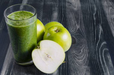 şeffaf kase elmalar ve yeşillikler sağlıklı gıdalar koyu arkaplan