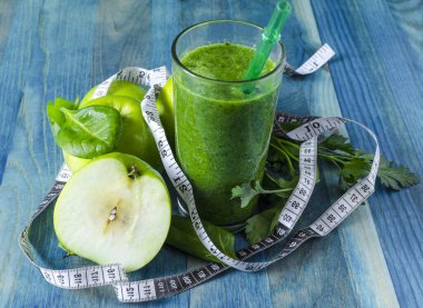 meyve yeşili kokteyl şeffaf kase elma ve yeşillik sağlıklı besin mavi ahşap arka plan