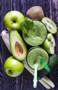 meyve ve sebze püresi berrak cam içinde sağlıklı gıda konsepti üst görünüm