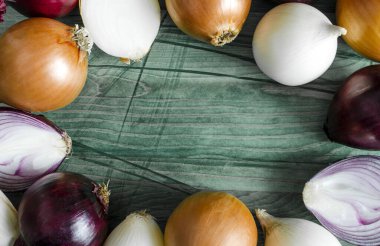 Büyük kırmızı soğan soğanları, beyaz arka planda soğanı izole eder.