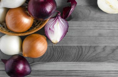 büyük sarı, kırmızı ve beyaz soğan ampulleri metin üstü görünümünün altında siyah ve beyaz bir arkaplan üzerinde yakın çekim