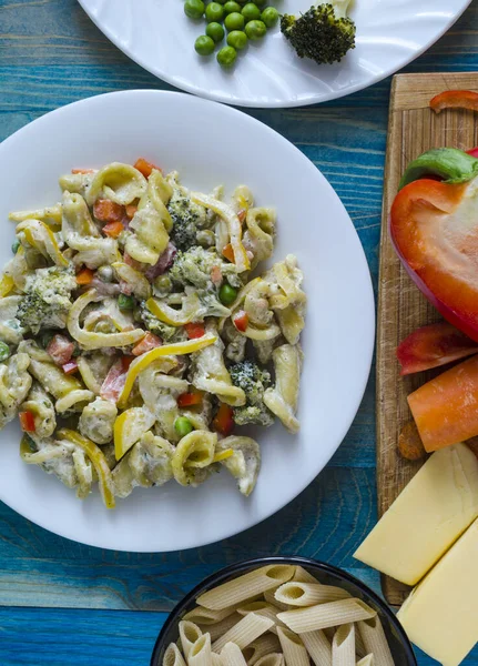 Pasta Con Verdure Formaggio Piatto Bianco Colore Sfondo Cottura Cibo — Foto Stock