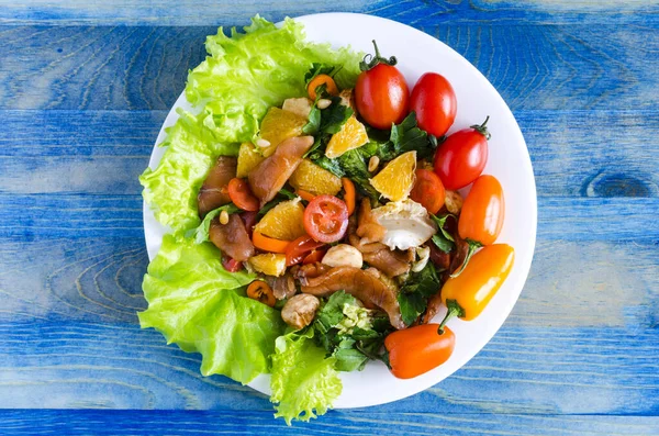 Deliciosa Ensalada Primavera Con Pescado Verduras Plato Blanco Decorado Con —  Fotos de Stock