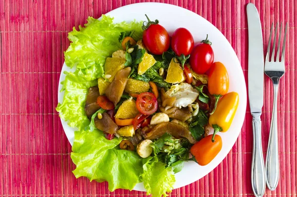 Deliciosa Salada Primavera Com Peixe Legumes Prato Branco Decorado Com — Fotografia de Stock