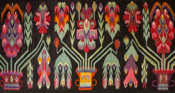 El sanatları. Yün halı dokuma. Halk sanatı. Geometrik desenli halı kapatın. El dokuma halı kırmızı, sarı, mavi ve diğer renkler ile. El dokuma halı soyut tasarım ile. Renkli halı. Tekstil arka plan. Arka plan.