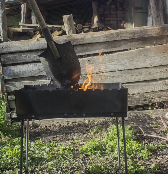 Uma Grande Misturada Com Lenha Queimada Pequeno Braseiro Fogo — Fotografia de Stock