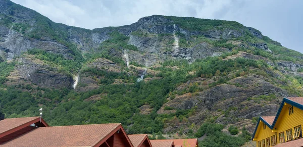 Le cadre pittoresque du village norvégien de Flam . — Photo