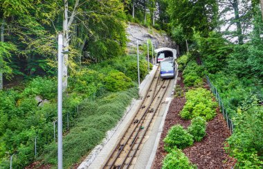 Bergen, Norveç - 22 Temmuz 2018: Füniküler raylarda iki kırmızı ve mavi vagon