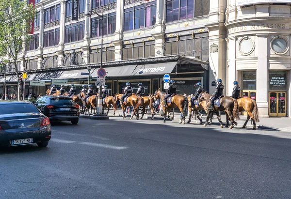PARIS, FRANCE - 20 Nisan 2019: çok sayıda polis memuru at sırtında sokaklarda devriye geziyor. Mitingler ve gösteriler.
