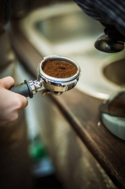 Barista ile vintage tarzı ile espresso yapmak için kesmek