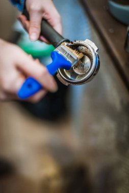 Barista ile vintage tarzı ile espresso yapmak için kesmek