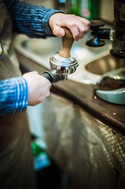 Barista ile vintage tarzı ile espresso yapmak için kesmek