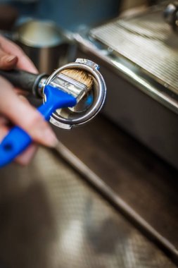 Barista ile vintage tarzı ile espresso yapmak için kesmek