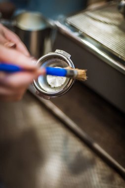 Barista ile vintage tarzı ile espresso yapmak için kesmek