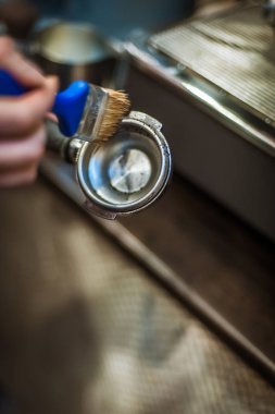 Barista ile vintage tarzı ile espresso yapmak için kesmek