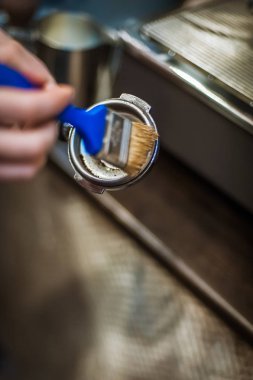 Barista ile vintage tarzı ile espresso yapmak için kesmek