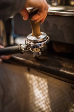 Barista ile vintage tarzı ile espresso yapmak için kesmek