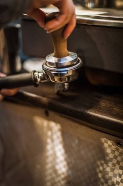 Barista ile vintage tarzı ile espresso yapmak için kesmek
