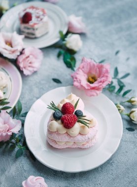 gri beton zemin üzerine pembe ve beyaz renklerde güzel plakalar üzerinde güzel Pastalar