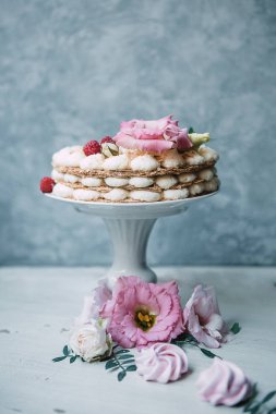 Çiçekler bir gri ve siyah zemin üzerine seramik bir stand kremalı pasta