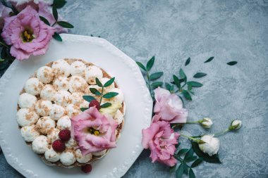 gri beton zemin üzerine pembe ve beyaz renklerde güzel plakalar üzerinde güzel kek. Acıbadem kurabiyesi kurabiye ile kutu