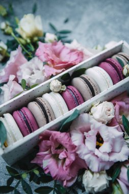 gri beton zemin üzerine pembe ve beyaz renklerde güzel plakalar üzerinde güzel kek. Acıbadem kurabiyesi kurabiye ile kutu