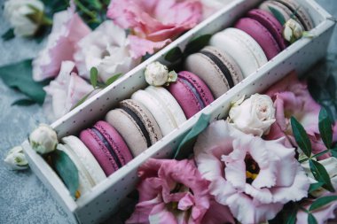 gri beton zemin üzerine pembe ve beyaz renklerde güzel plakalar üzerinde güzel kek. Acıbadem kurabiyesi kurabiye ile kutu