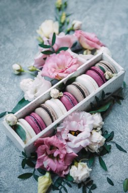 gri beton zemin üzerine pembe ve beyaz renklerde güzel plakalar üzerinde güzel kek. Acıbadem kurabiyesi kurabiye ile kutu