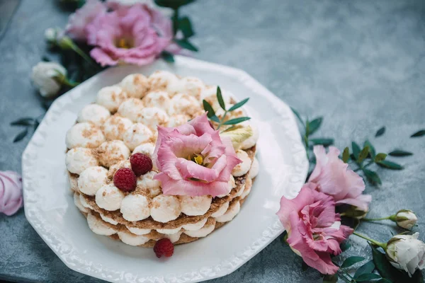 Cream Cake Ceramic Stand Gray Black Background Flowers — Stock Photo, Image