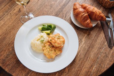 Balık mı, köfte mi, patates püresi mi, bir bardak beyaz şarap mı?