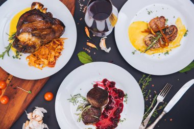 Et menüsü sayfası. Jambon, köfte ve madalyon, bir bardak kırmızı şarap.