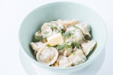 Beyaz arka planda izole edilmiş mavi tabakta hamur tatlısı.