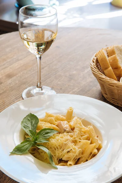 Pappardelle Com Queijo Manjericão Lado Vinho Branco Ingredientes Uma Mesa — Fotografia de Stock