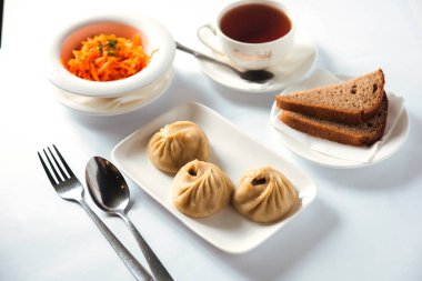 İş yemeği iki çeşit buuza üç parça havuç salai ve ekmekle çay.