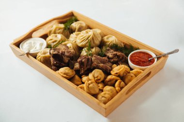 Kızarmış ve kaynamış bir buuza, kuzu ve sebze parçaları, Buryat buuz.