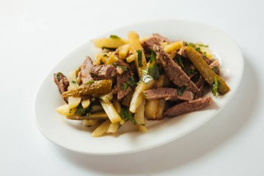 Biftek ve salatalı patates.