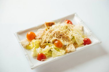 Salata, Sezar beyaz dikdörtgen tabakta.