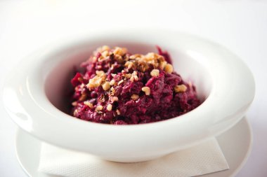 Beyaz tabakta haşlanmış pancar salatası.