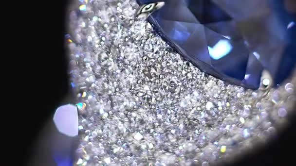 ブラックを背景に豪華なホワイトゴールドダイヤモンドリングとの婚約式 大きな天然ブルーのスピネル 極端に近い — ストック動画